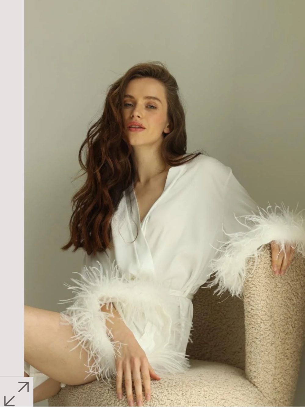Elegant White Feather-Trim Short Robe - Women's Luxe Lounge